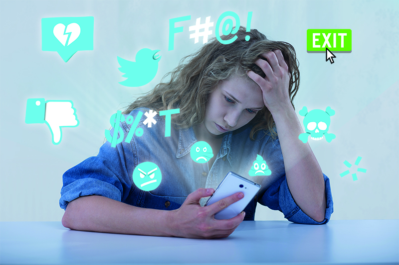 Junge Frau schaut auf Bildschirm umgeben von Symbolen die aus SocialMedia bekannt sind.