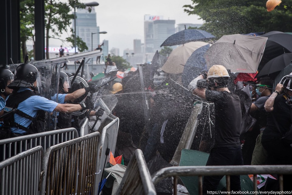 Demonstrierende in Hongkong werden mit Pfefferspray besprüht © photos@JimmyLam