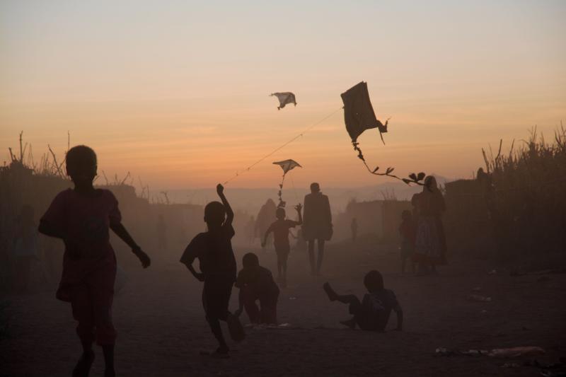 Kinder spielen im Januar 2026 im Vertriebenenlager Shakshako in Tawila, Sudan.