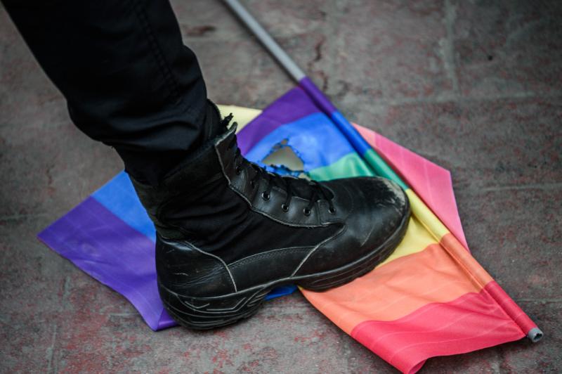 Ein Polizist tritt auf eine Pride-Flagge in Istanbul © Ozan Kose/AFP via Getty Images