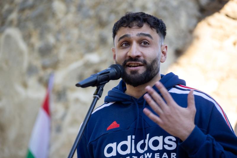 Géza Buzás-Hábel spricht bei der Pécs-Pride © Judit Ruprech