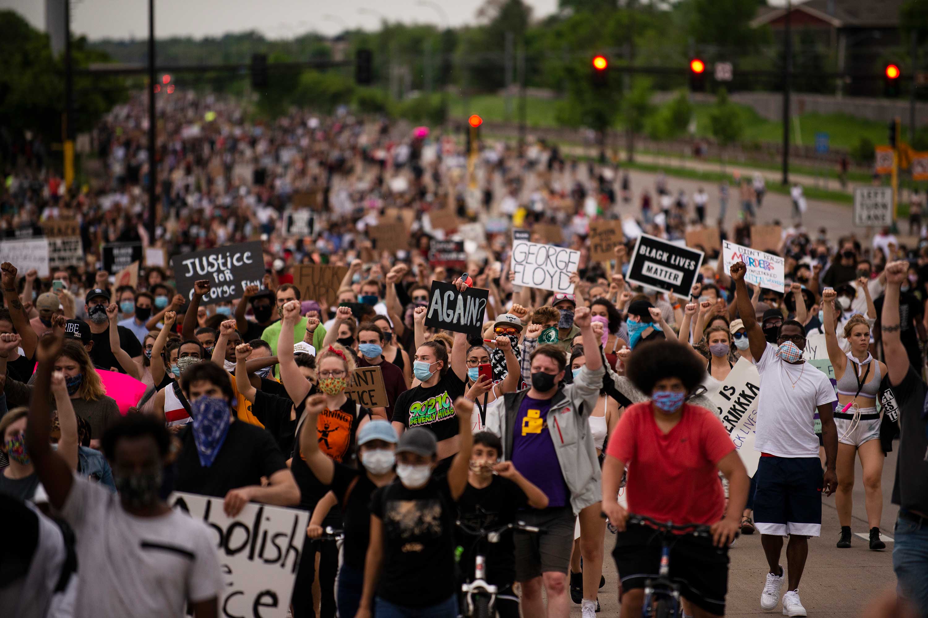 Menschen protestieren in den USA nach dem Tod von George Floyd gegen rassistische Polizeigewalt